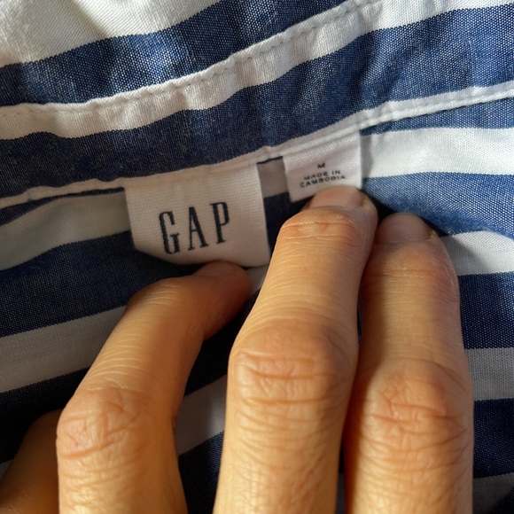 2/$20 Gap button down M - Picture 4 of 5